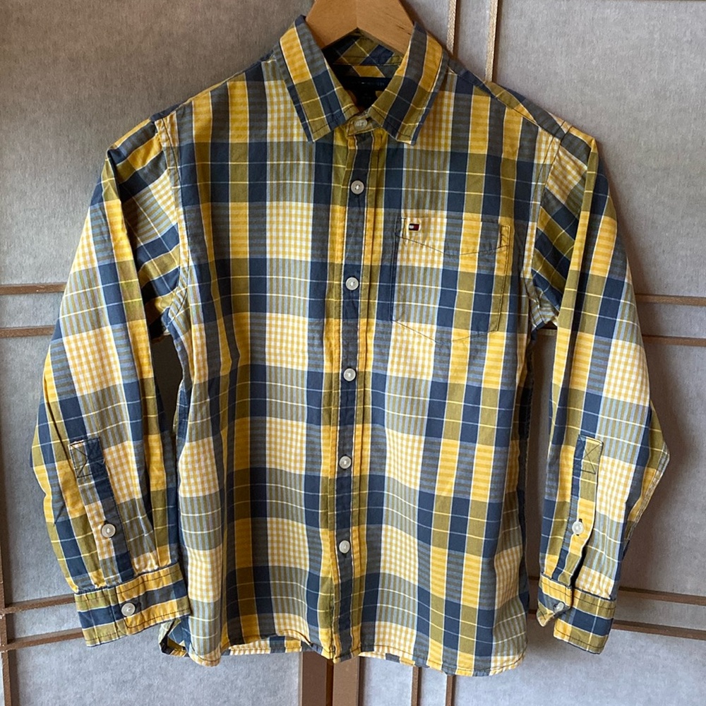 5/$25Tommy Hilfiger, Long sleeve, button front, dress shirt, boy‘s size M (8-10)